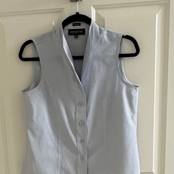 Jones New York Sleeveless Button-Up Blouse | Light Blue - Size 8 - Picture 1 of 5